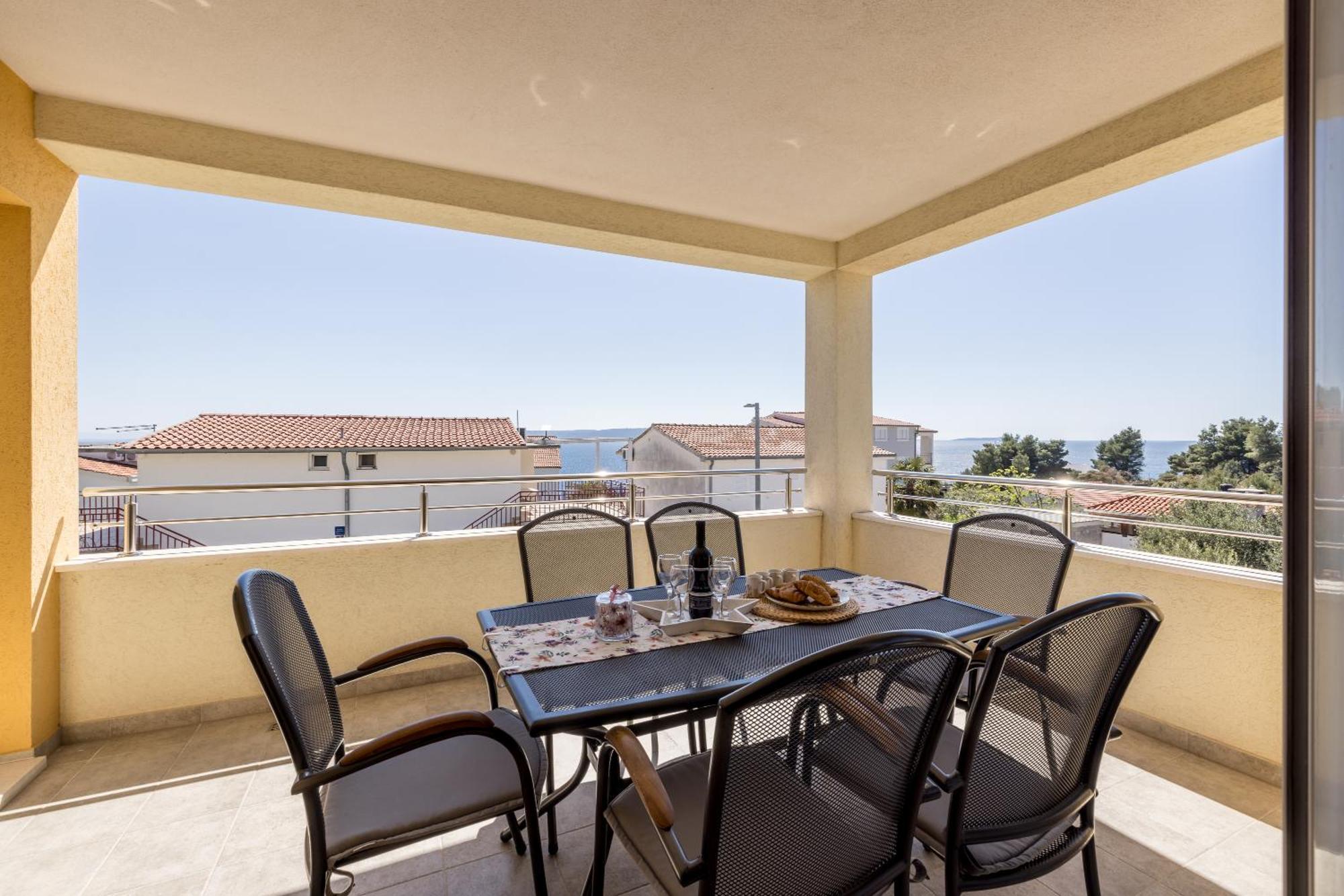 Apartmán Sa Terasom 250m Od Plaze,parking,wi Fi,rostilj Trogir